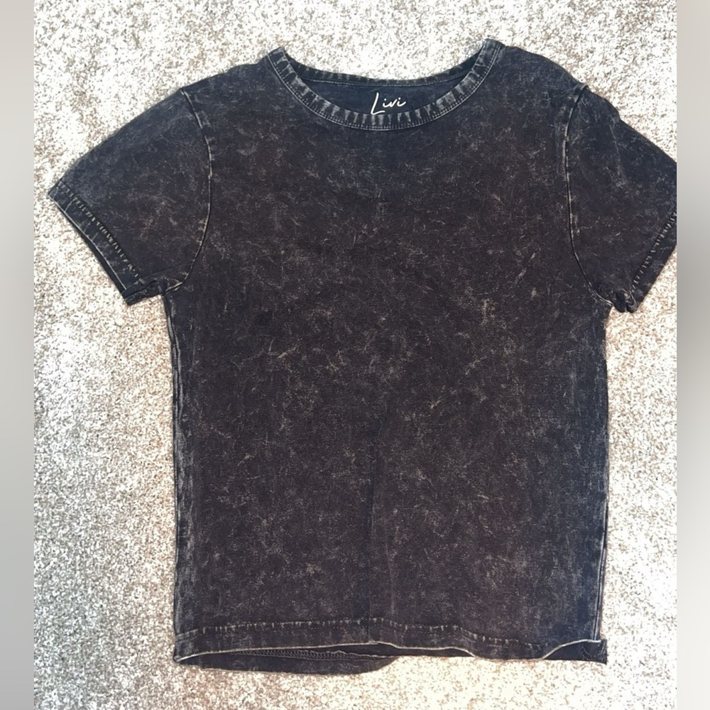 black/gray shirt